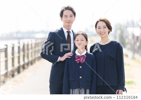 家庭，父母與孩子，新生活 112310184