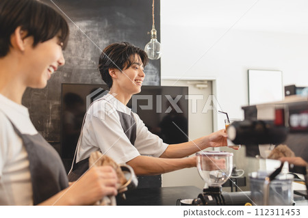 咖啡館職員服務咖啡 112311453