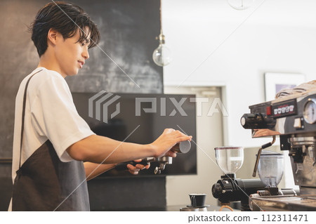 Male cafe clerk brewing coffee 112311471