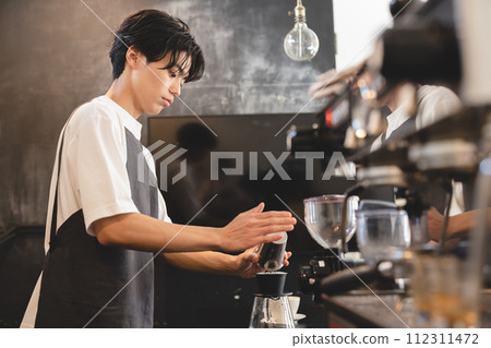 Male cafe clerk brewing coffee 112311472