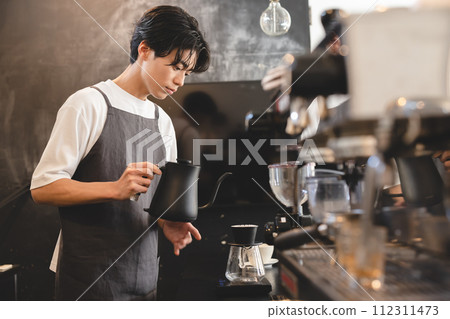 沖泡咖啡的男性咖啡館職員 112311473