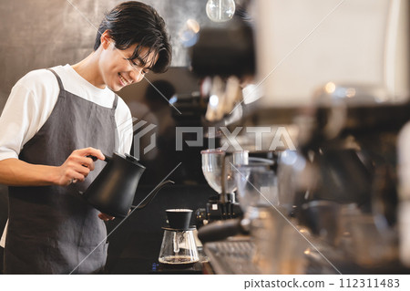 沖泡咖啡的男性咖啡館職員 112311483