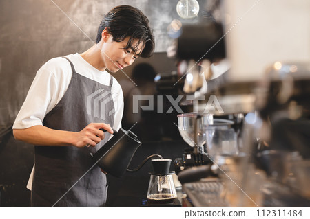 沖泡咖啡的男性咖啡館職員 112311484