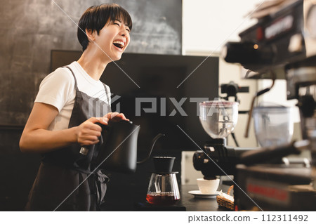 咖啡館職員服務咖啡 咖啡館職員服務咖啡 112311492