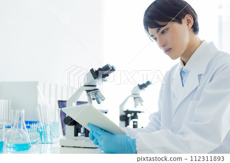 研究員醫學顯微鏡 112311893