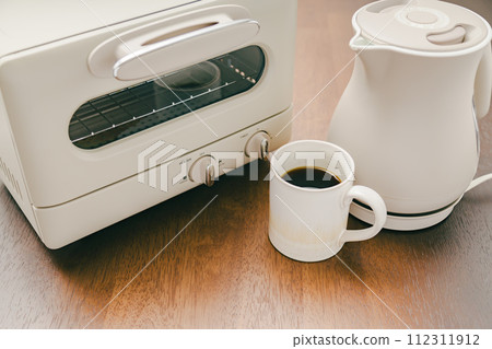 烤麵包機、水壺和咖啡 112311912