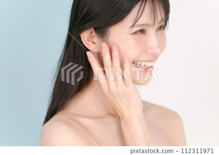 一位年輕的女士打他的臉頰 一位年輕的女士打他的臉頰 112311971