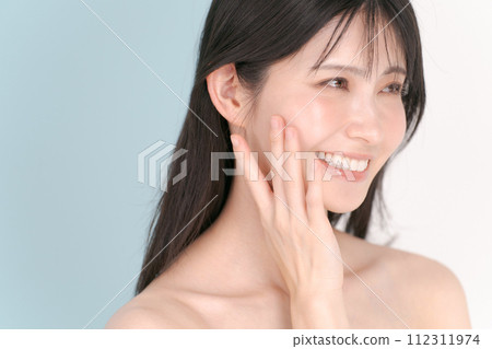 一位年輕的女士打他的臉頰 112311974