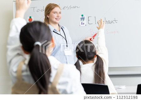 小學生和金髮外教一起學英語 112312198