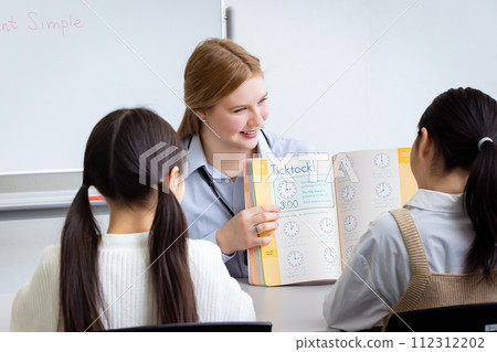 小學生和金髮外教一起學英語 小學生和金髮外教一起學英語 112312202