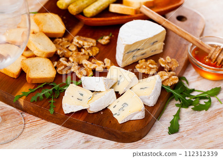 Blue cheese served with croutons and walnuts Blue cheese served with croutons and walnuts 112312339