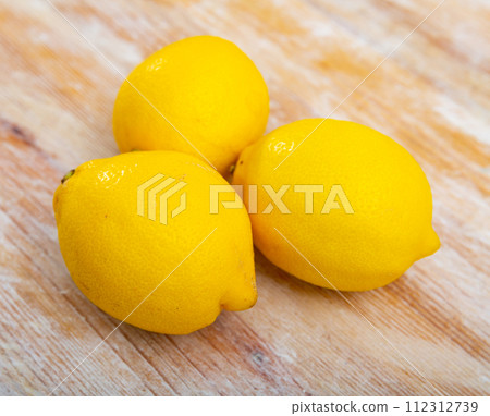 Juicy lemon fruit served to table 112312739