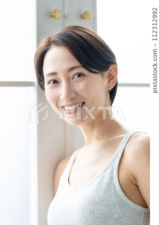 一個微笑的中年婦女 112312992