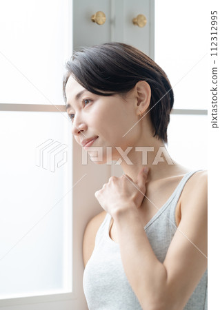 一個微笑的中年婦女 一個微笑的中年婦女 112312995