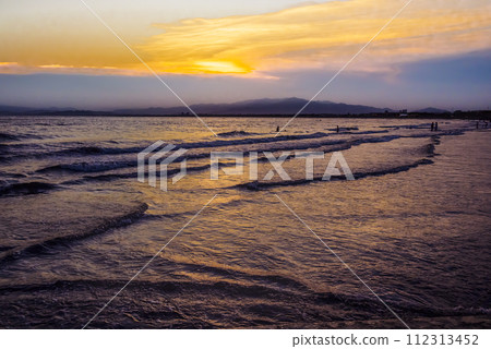 湘南海岸的日落和衝浪者 湘南海岸的日落和衝浪者 112313452
