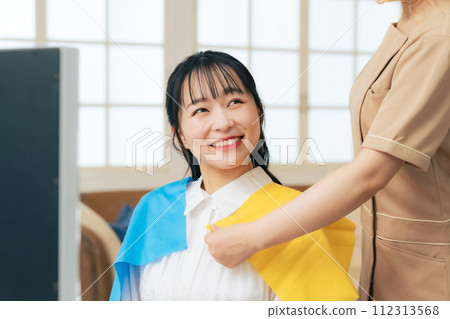 A woman receiving a personal color diagnosis A woman receiving a personal color diagnosis 112313568