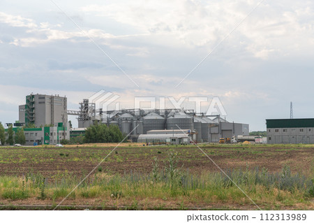 [Ukraine] A factory built in the plains of the Donbas region 112313989