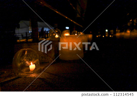 Ice and snow lanterns on the snow road Inabu color the winter night 112314545