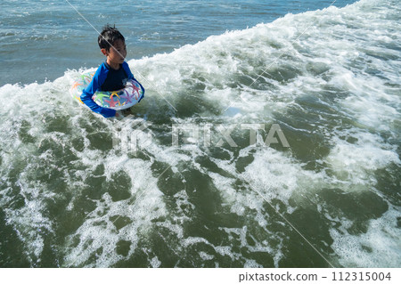 sea bathing, younger, blue water 112315004