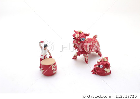 the scale of size, lion dance figure the scale of size, lion dance figure 112315729