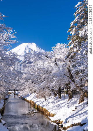 [山梨縣] 冬天的富士山、忍野村新那莊川的雪景 112315925