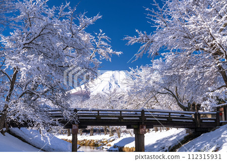 [山梨縣] 冬天的富士山、忍野村新那莊川的雪景 112315931
