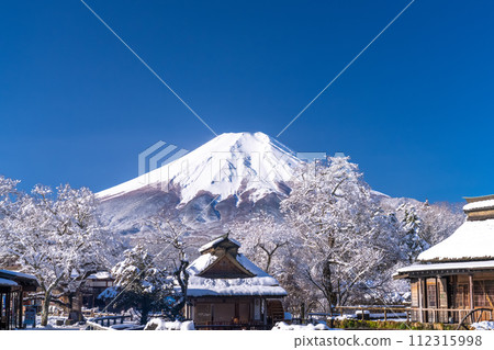 《山梨縣》冬天的富士山,下雪的忍野八海 《山梨縣》冬天的富士山,下雪的忍野八海 112315998
