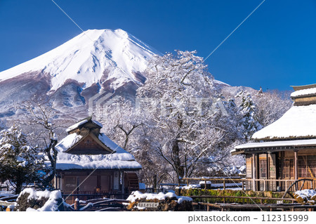 《山梨縣》冬天的富士山,下雪的忍野八海 《山梨縣》冬天的富士山,下雪的忍野八海 112315999