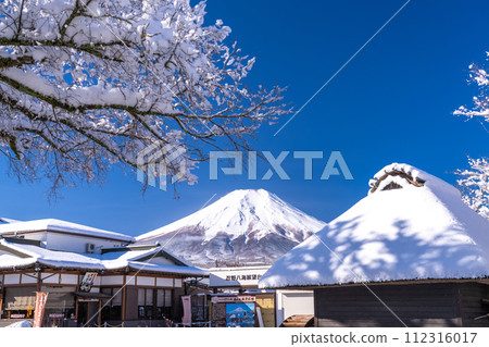 《山梨縣》冬天的富士山，下雪的忍野八海 112316017