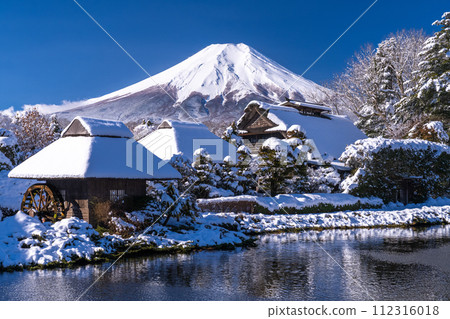 《山梨縣》冬天的富士山，下雪的忍野八海 112316018
