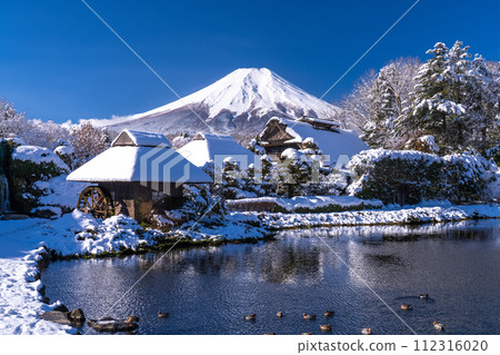 《Yamanashi Prefecture》 Mt. Fuji in winter, Oshino Hakkai with snow 112316020
