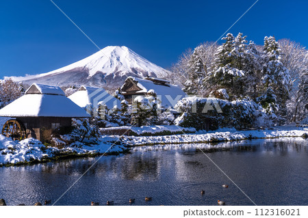 《Yamanashi Prefecture》 Mt. Fuji in winter, Oshino Hakkai with snow 《Yamanashi Prefecture》 Mt. Fuji in winter, Oshino Hakkai with snow 112316021