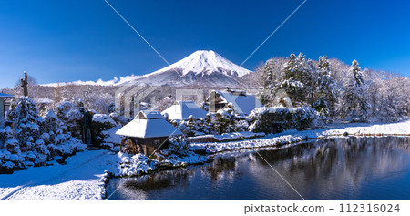 《山梨縣》冬天的富士山，下雪的忍野八海 112316024