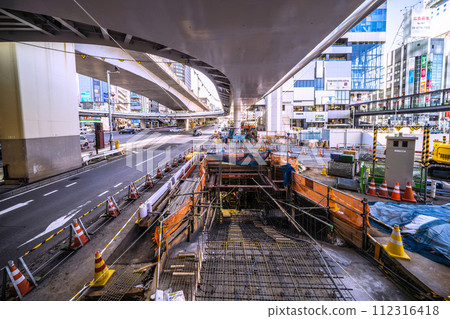 日本東京城市景觀，俯瞰澀谷站西出口的十字路口。道路下正在進行主要施工作業...右後方是澀谷 Fukuras = 27 號 112316418