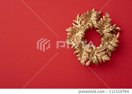 紅色背景放置的金色聖誕花環 112318764