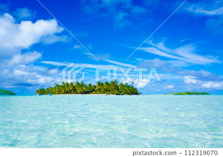 Uninhabited island floating in a highly transparent sea Uninhabited island floating in a highly transparent sea 112319070
