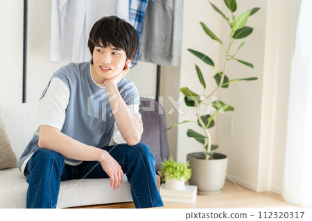 年輕人在客廳放鬆 年輕人在客廳放鬆 112320317