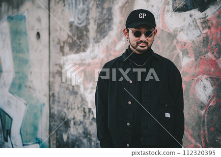 站在街頭藝術前的男人 112320395