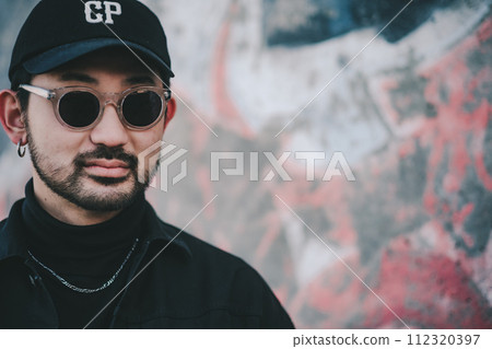 站在街頭藝術前的男人 站在街頭藝術前的男人 112320397
