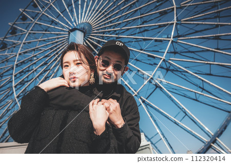 摩天輪前依偎的男女 112320414