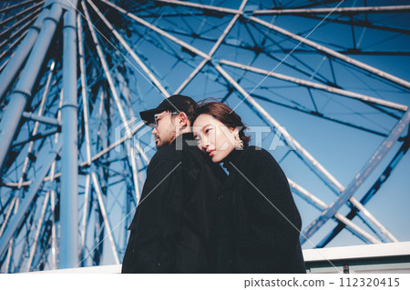 摩天輪前依偎的男女 112320415