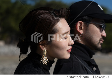 Men and women cuddling in the park 112320524