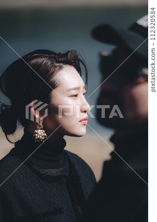 Men and women passing each other 112320584