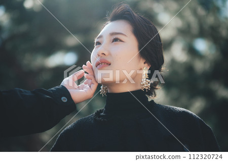 手放在臉頰上的女人 112320724