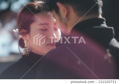 情侶在公園裡看著對方 情侶在公園裡看著對方 112320731