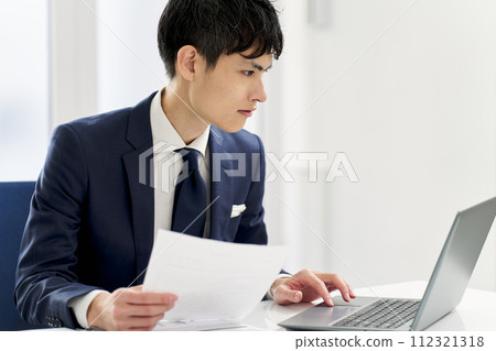 檢查文件內容的商人 檢查文件內容的商人 112321318