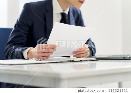 檢查文件內容的商人 檢查文件內容的商人 112321321