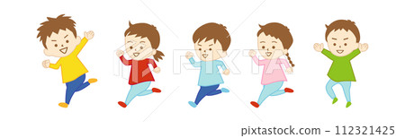 小孩子,男孩和女孩,在公園裡跑步和玩耍(沒有帽子和背景) 小孩子,男孩和女孩,在公園裡跑步和玩耍(沒有帽子和背景) 112321425