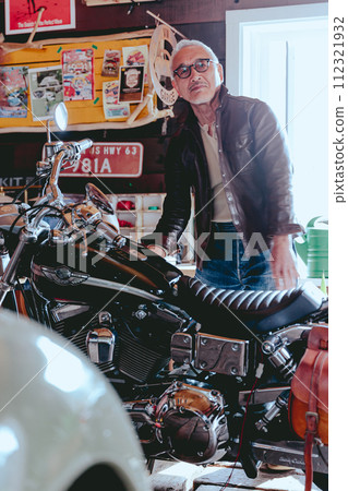 Photo of a senior man who likes to ride a motorcycle Photo of a senior man who likes to ride a motorcycle 112321932