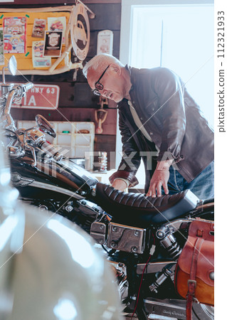Photo of a senior man who likes to ride a motorcycle Photo of a senior man who likes to ride a motorcycle 112321933